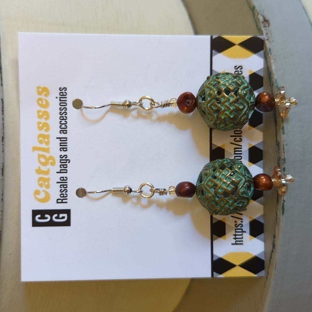 Handmade antique brass and pearl earrings - Picture 4 of 4